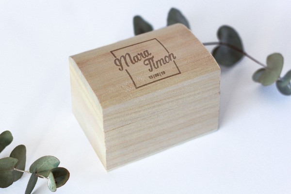 Ringbox, Holzschatulle für Ehering mit persönlicher Gravur und Herzen