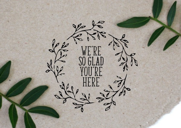 Blumenkranz Stempel mit Spruch We´re so glad you´re here